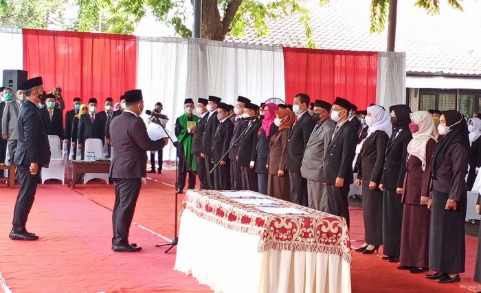 Lantik 408 Pejabat, Bupati Gresik Tunjuk Khusaini Jadi Kepala BKD