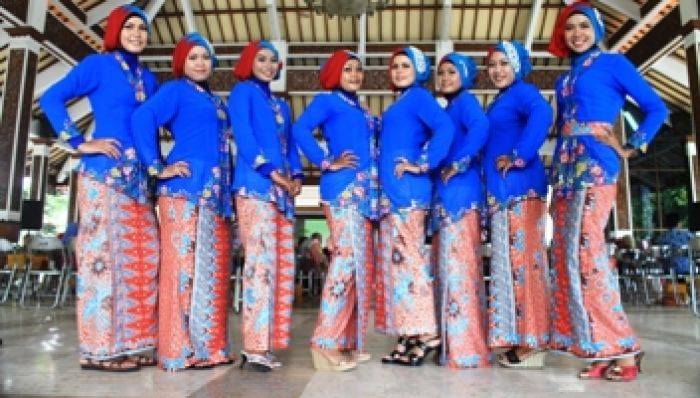 Srikandi Satpol PP Sidoarjo Tetap Siaga meski Berkebaya