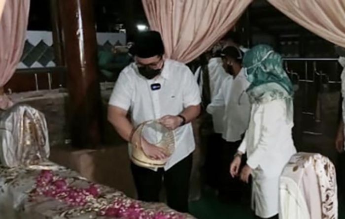 Mas Bup dan Mbak Wabup Kediri Ziarah ke Makam Bupati Kediri Terdahulu Mas Bup dan Mbak Wabup Kediri Ziarah ke Makam Bupati Kediri Terdahulu
