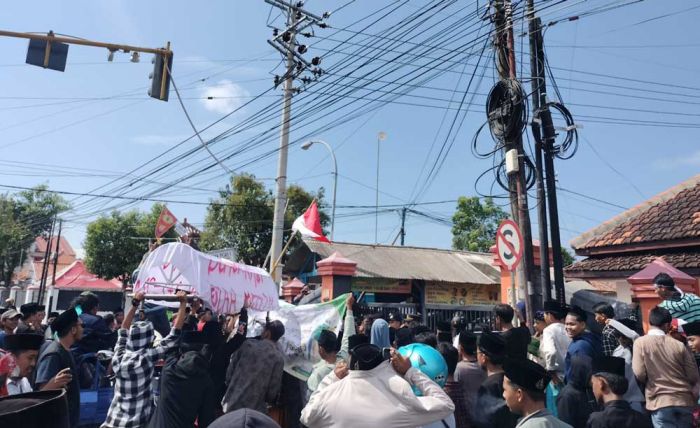 Tuntut Hitung Ulang dan PSU, Ratusan Massa Demo Kantor KPU dan Bawaslu Bangkalan