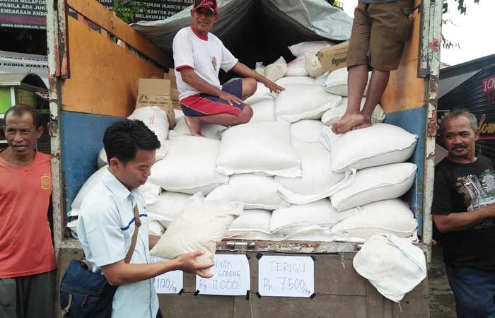 Tekan Gejolak Harga Beras, Bulog Operasi Pasar di Kota Blitar Tekan Gejolak Harga Beras, Bulog Operasi Pasar di Kota Blitar