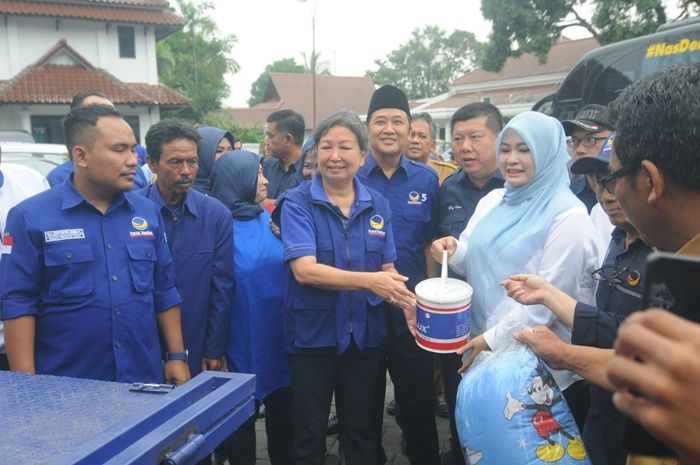 Bantuan Warga Jatim untuk Korban Tsunami Tiba di Pandeglang Bantuan Warga Jatim untuk Korban Tsunami Tiba di Pandeglang