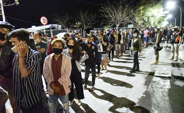 Asyik Nongkrong di Bawah Jembatan Suramadu, Ratusan Warga Kena Rapid Test Massal