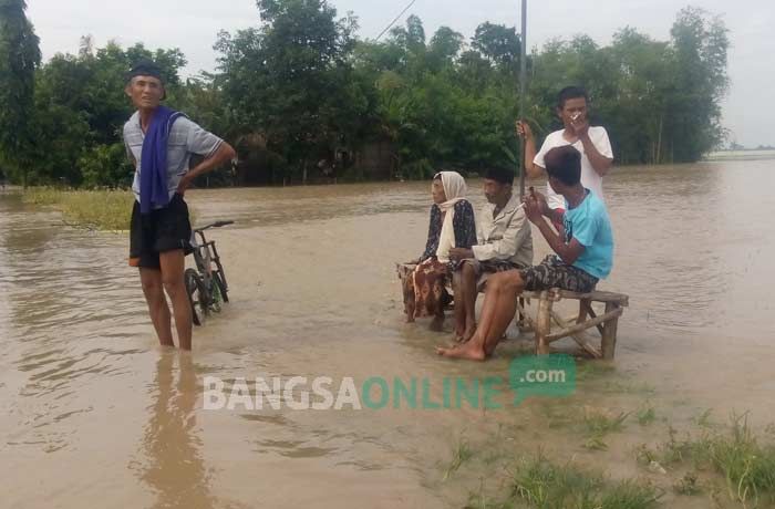 Dampak Banjir, Coblosan Pilkades di Baureno Terganggu, Warga ke TPS Naik Perahu Dampak Banjir, Coblosan Pilkades di Baureno Terganggu, Warga ke TPS Naik Perahu