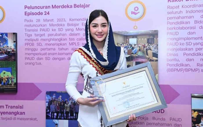 Ketua TP PKK Trenggalek Terima Apresiasi Bunda PAUD dari Kemendikbudristek Ketua TP PKK Trenggalek Terima Apresiasi Bunda PAUD dari Kemendikbudristek