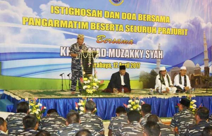 Pangarmatim Beserta Ribuan Prajurit Gelar Istighosah Bersama KH. Ahmad Muzzaky Syah Pangarmatim Beserta Ribuan Prajurit Gelar Istighosah Bersama KH. Ahmad Muzzaky Syah