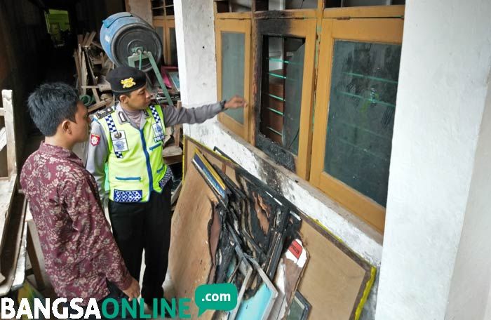 Gudang SDN Kutorejo 3 Tuban Kembali Terbakar untuk Kedua Kalinya Gudang SDN Kutorejo 3 Tuban Kembali Terbakar untuk Kedua Kalinya