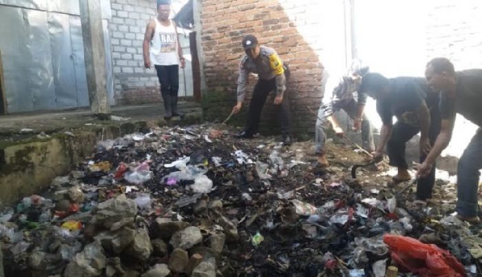 Cegah DBD, Polsek Pulung Lakukan Kerja Bakti Serentak Cegah DBD, Polsek Pulung Lakukan Kerja Bakti Serentak