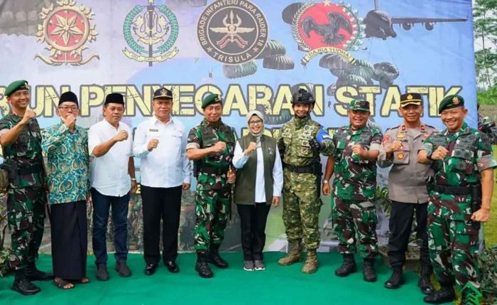 Bupati Blitar Apresiasi Latihan Terjun Payung Yonif Para Raider 501/Bajra Yudha Madiun