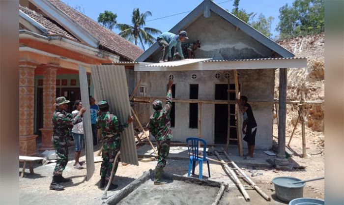 Asbes Penutup Atap Teras Rumah Riyono Mulai Terpasang Asbes Penutup Atap Teras Rumah Riyono Mulai Terpasang