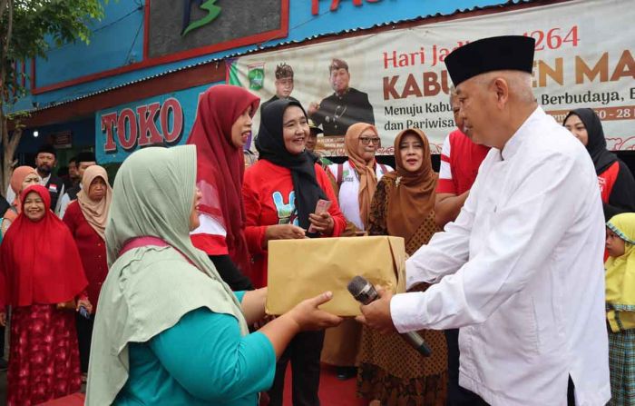 Tinjau Pasar Pakisaji, Bupati Malang Bagikan Doorprize dan Minyak Goreng Tinjau Pasar Pakisaji, Bupati Malang Bagikan Doorprize dan Minyak Goreng