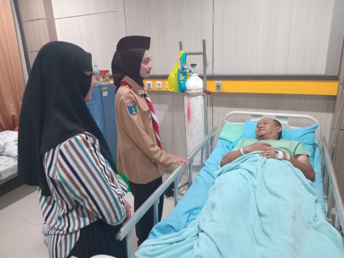 Wali Kota Kediri Jenguk Petugas Damkar Korban Sengatan Tawon Vespa Saat Bertugas