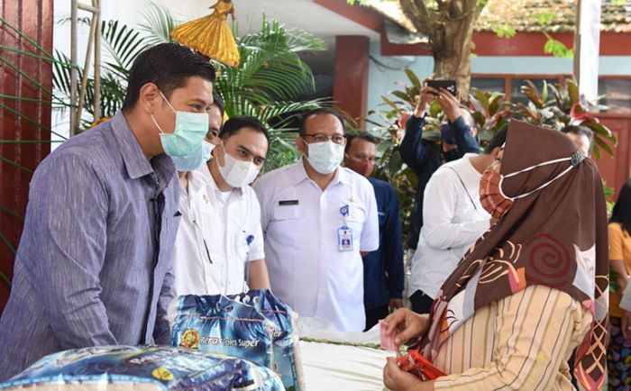 Tinjau Operasi Pasar Murni, Wali Kota Kediri Imbau Masyarakat Belanja Secara Bijak dan Cerdas