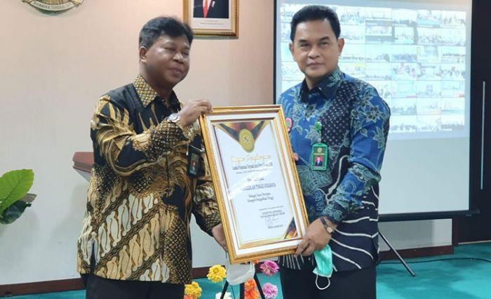Herri Swantoro, Ketua PT Surabaya Raih Juara 1 Kategori Terbaik & Terfavorit Kompetisi PTSP Nasional Herri Swantoro, Ketua PT Surabaya Raih Juara 1 Kategori Terbaik & Terfavorit Kompetisi PTSP Nasional