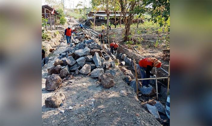 Pemdes Papungan Bangun Drainase dari DD Tahap 2 Pemdes Papungan Bangun Drainase dari DD Tahap 2