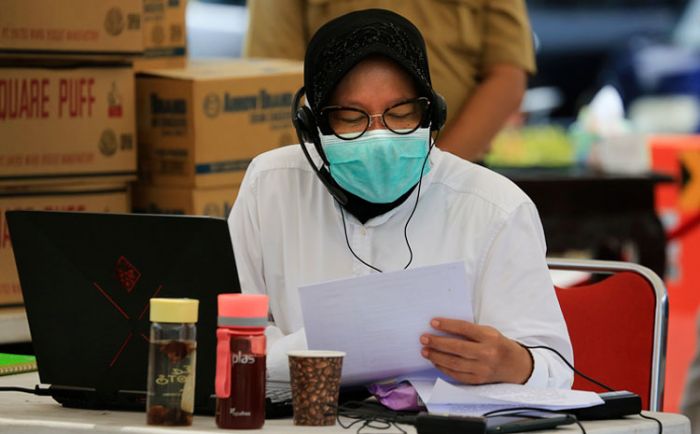 Wali Kota Risma Berpesan kepada Warganya Supaya Tetap Semangat dan Tersenyum Wali Kota Risma Berpesan kepada Warganya Supaya Tetap Semangat dan Tersenyum