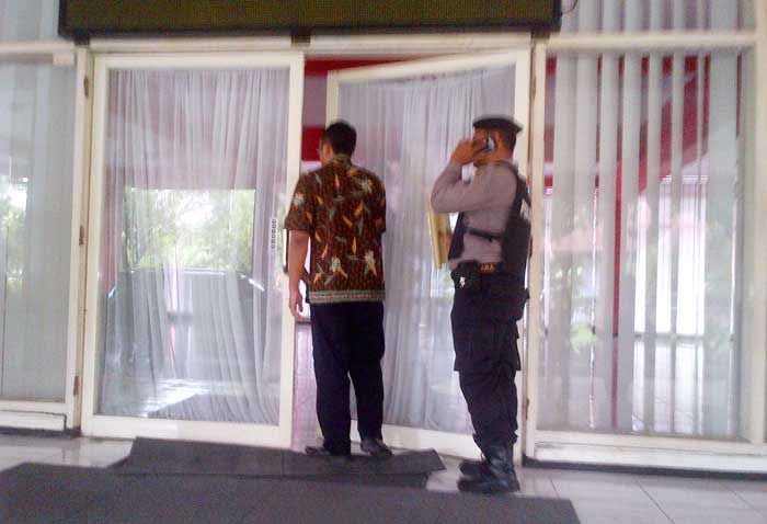 KPK Geledah Ruangan Bupati, Wabup, dan Sekda Mojokerto KPK Geledah Ruangan Bupati, Wabup, dan Sekda Mojokerto