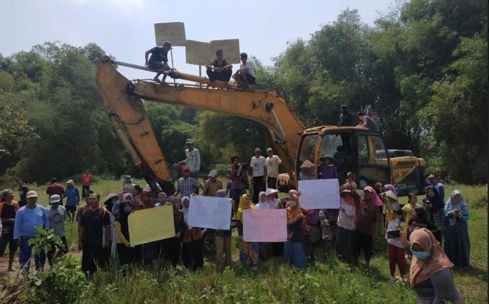 Puluhan Warga Desa Rejoagung Unjuk Rasa, Tolak Galian C Puluhan Warga Desa Rejoagung Unjuk Rasa, Tolak Galian C