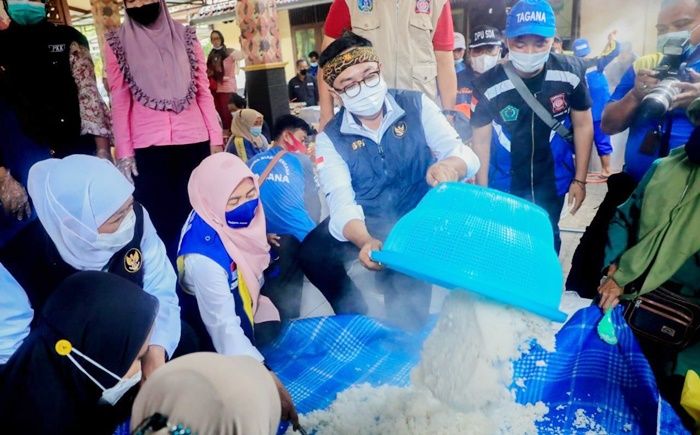 Intip Kesibukan Relawan di Dapur Umum dalam Berikan Layanan Terbaik bagi Korban Banjir di Pamekasan Intip Kesibukan Relawan di Dapur Umum dalam Berikan Layanan Terbaik bagi Korban Banjir di Pamekasan