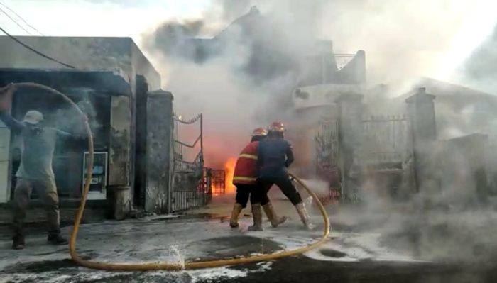 Dikontrak Kontraktor Jadi Gudang Solar, Rumah 2 Lantai di Tanggulangin Sidoarjo Ludes Terbakar Dikontrak Kontraktor Jadi Gudang Solar, Rumah 2 Lantai di Tanggulangin Sidoarjo Ludes Terbakar