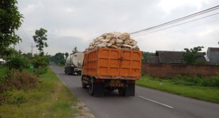 Banyak Dump Truk Lebihi Tonase, Dishub dan Lantas Tuban Dinilai Kurang Pengawasan Banyak Dump Truk Lebihi Tonase, Dishub dan Lantas Tuban Dinilai Kurang Pengawasan