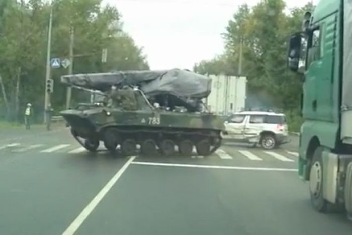 Rem Blong, Tank Ini Nyelonong ke Jalan Raya Tabraki Mobil Rem Blong, Tank Ini Nyelonong ke Jalan Raya Tabraki Mobil