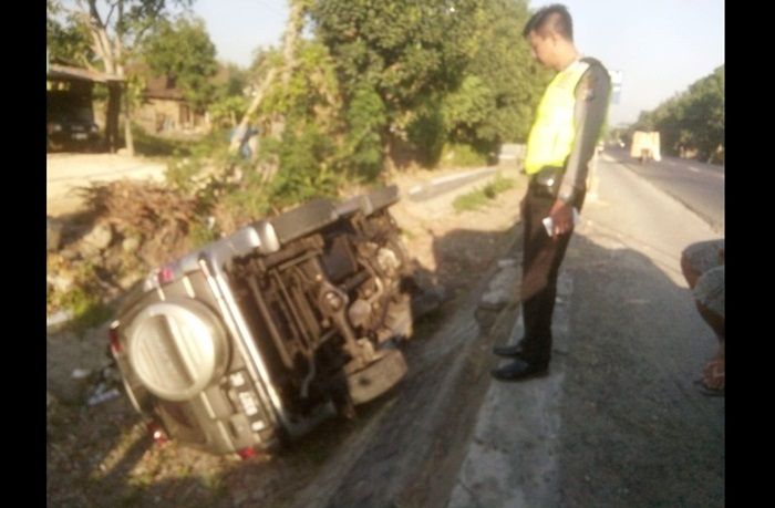 Hindari Bus Ugal-ugalan, Mobil di Ngawi Masuk Parit Hindari Bus Ugal-ugalan, Mobil di Ngawi Masuk Parit