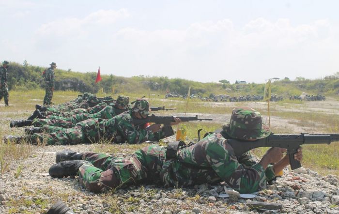 Uji Ketangkasan, Ratusan Personel Kodim 0811 Tuban Latihan Menembak Uji Ketangkasan, Ratusan Personel Kodim 0811 Tuban Latihan Menembak