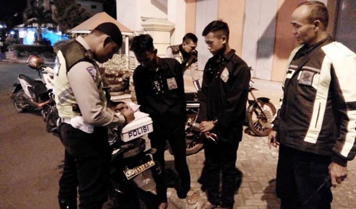 Acuhkan Maklumat Polres Ngawi, Belasan Motor Diamankan Saat Malam Pengesahan Warga PSHT Acuhkan Maklumat Polres Ngawi, Belasan Motor Diamankan Saat Malam Pengesahan Warga PSHT