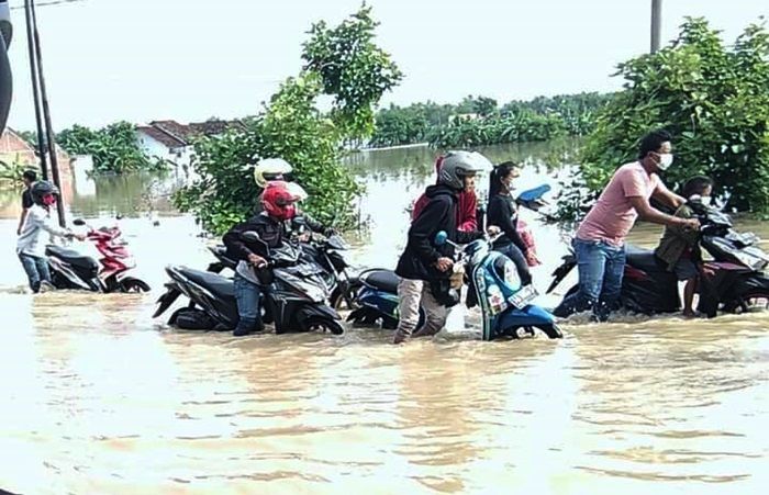 2 Siswa SMP Terseret Arus Banjir Kali Lamong di Benjeng Gresik, 1 Selamat