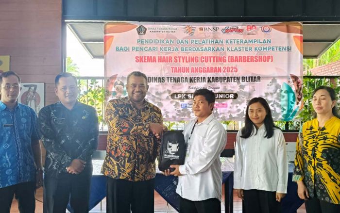 Manfaatkan DBHCHT, Delapan Perempuan di Kabupaten Blitar Ikuti Pelatihan Barbershop Manfaatkan DBHCHT, Delapan Perempuan di Kabupaten Blitar Ikuti Pelatihan Barbershop