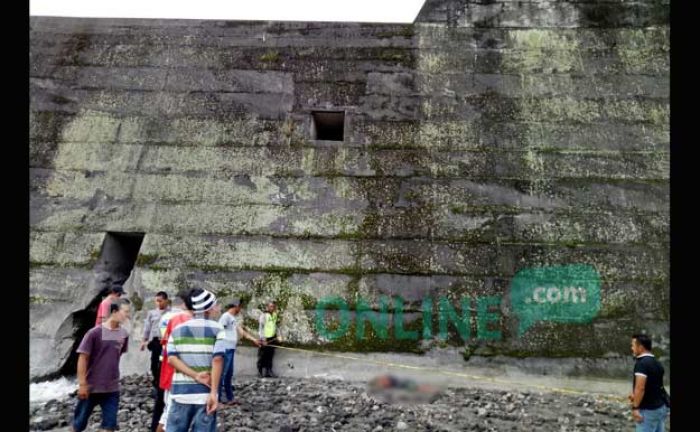 Pencari Rumput Tewas Terjatuh dari Dam Kali Putih Blitar Pencari Rumput Tewas Terjatuh dari Dam Kali Putih Blitar