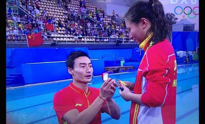 Atlet Cina Dilamar Kekasih di Podium Usai Raih Perak Atlet Cina Dilamar Kekasih di Podium Usai Raih Perak