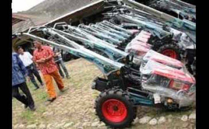 Tracktor Bantuan Jokowi di Lamongan ‘Mangkrak’ Tracktor Bantuan Jokowi di Lamongan ‘Mangkrak’