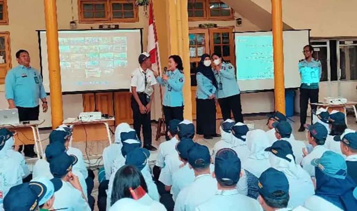Bahas Dampak Bullying, Tim Penyuluh Hukum Kanwil Kemenkumham Jatim Gelar Sosialisasi untuk Pelajar Bahas Dampak Bullying, Tim Penyuluh Hukum Kanwil Kemenkumham Jatim Gelar Sosialisasi untuk Pelajar