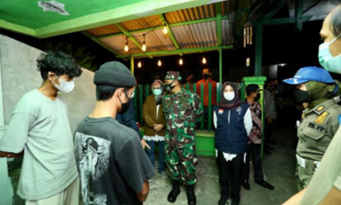 Tegakkan PPKM Darurat, Satgas Covid-19 Banyuwangi Kembali Swab Warga Berkerumun dan Tak Bermasker Tegakkan PPKM Darurat, Satgas Covid-19 Banyuwangi Kembali Swab Warga Berkerumun dan Tak Bermasker