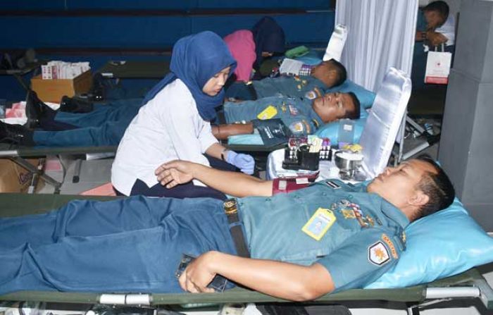 Prajurit Satkor Koarmatim Bantu Selamatkan Nyawa dengan Donor Darah Prajurit Satkor Koarmatim Bantu Selamatkan Nyawa dengan Donor Darah