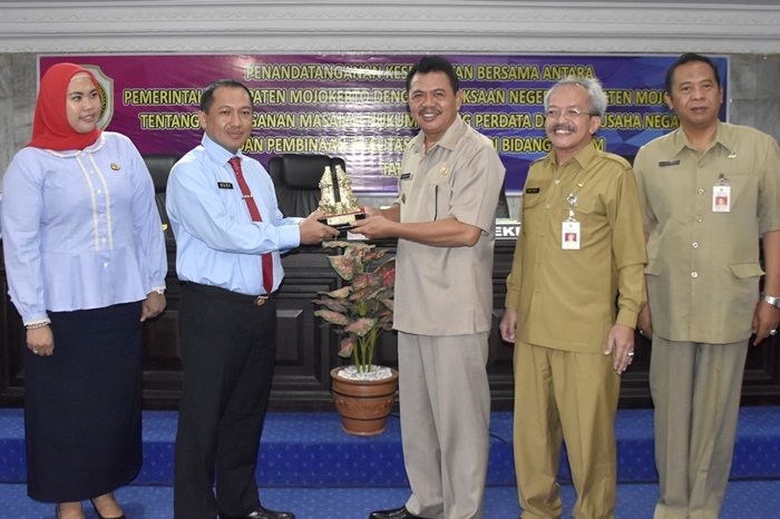 Komitmen Bantu Pemkab Tangani Kasus Perdata, Kejari Mojokerto Teken MoU Komitmen Bantu Pemkab Tangani Kasus Perdata, Kejari Mojokerto Teken MoU