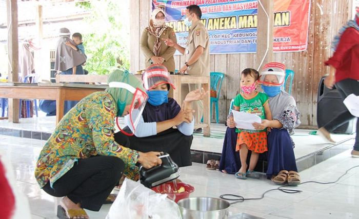 Bangkitkan Ekonomi Warga di Saat Pandemi, DPPTK Ngawi Gelar Pelatihan Membuat Aneka Kue