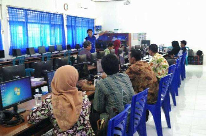 Puluhan Guru di Bojonegoro Dilatih Membuat Blog