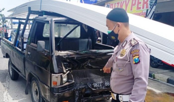 Terjerembap Jalan Berlubang, Motor Tabrak Pikap Hingga Ringsek, Pengendara Selamat