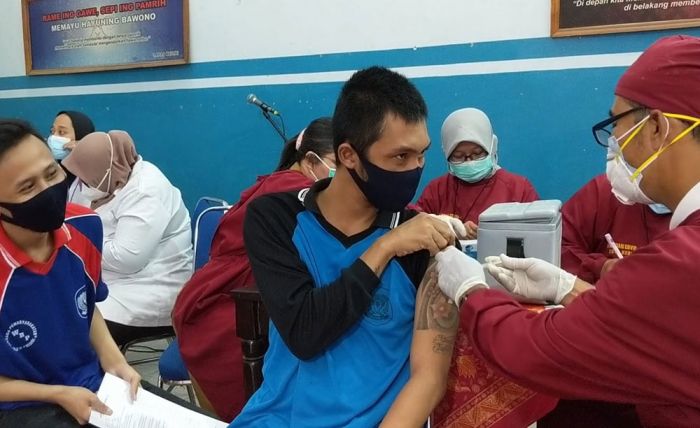 Lapas Kelas II A Kediri Gelar Vaksinasi Massal Untuk Ratusan Warga Binaan Lapas Kelas II A Kediri Gelar Vaksinasi Massal Untuk Ratusan Warga Binaan