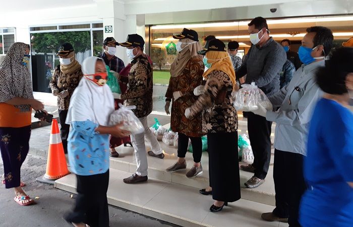 Peduli Wabah Corona, DPRD Sidoarjo Bagikan 1.250 Paket Sembako