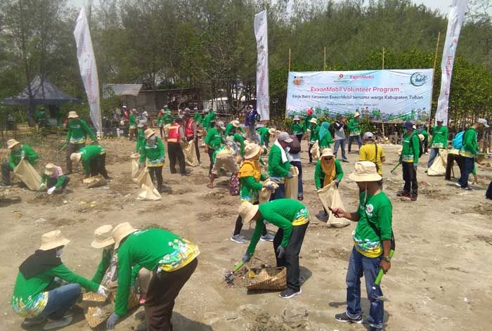 Karyawan EMCL Bersama Warga Tuban Kerja Bakti Bersih-bersih Pantai