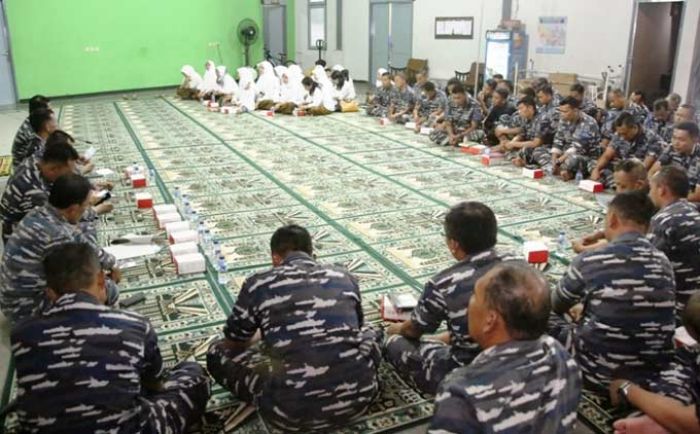 Keluarga Besar Satsel Koarmatim Gelar Doa Bersama Keluarga Besar Satsel Koarmatim Gelar Doa Bersama