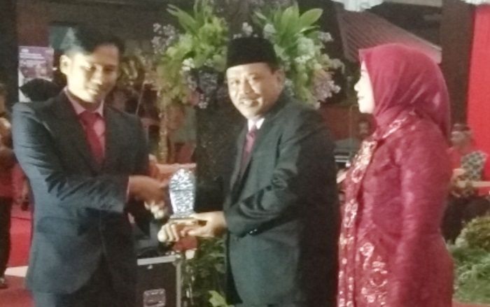 Plt Bupati Marhaen Serahkan Nganjuk Informatif Award pada Malam Puncak Peringatan HUT RI ke-77