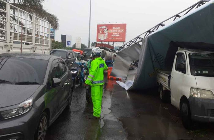 Papan Reklame Ambruk, Jalan Ahmad Yani hingga Bundaran Waru Macet