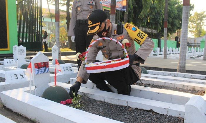 ​Peringati HUT Bhayangkara ke-74, Polres Pasuruan Ziarah ke Makam Pahlawan