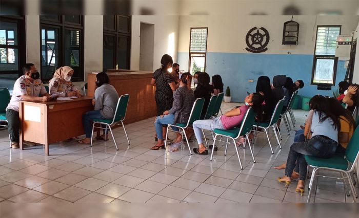 Satpol PP Gresik Razia Warung di Sekitar Telaga Ngipik, Amankan 18 Perempuan Penjaga Warung Satpol PP Gresik Razia Warung di Sekitar Telaga Ngipik, Amankan 18 Perempuan Penjaga Warung