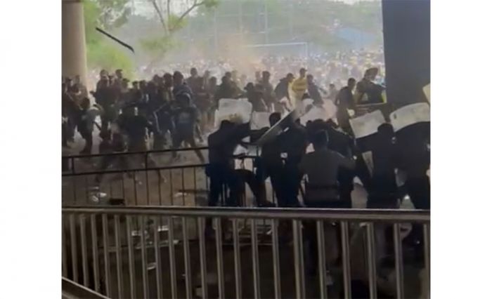 Ricuh Suporter Gresik United di Stadion Gejos, KH Khusnan Ali: Sepak Bola Gagal Bawa Misi Kedamaian Ricuh Suporter Gresik United di Stadion Gejos, KH Khusnan Ali: Sepak Bola Gagal Bawa Misi Kedamaian